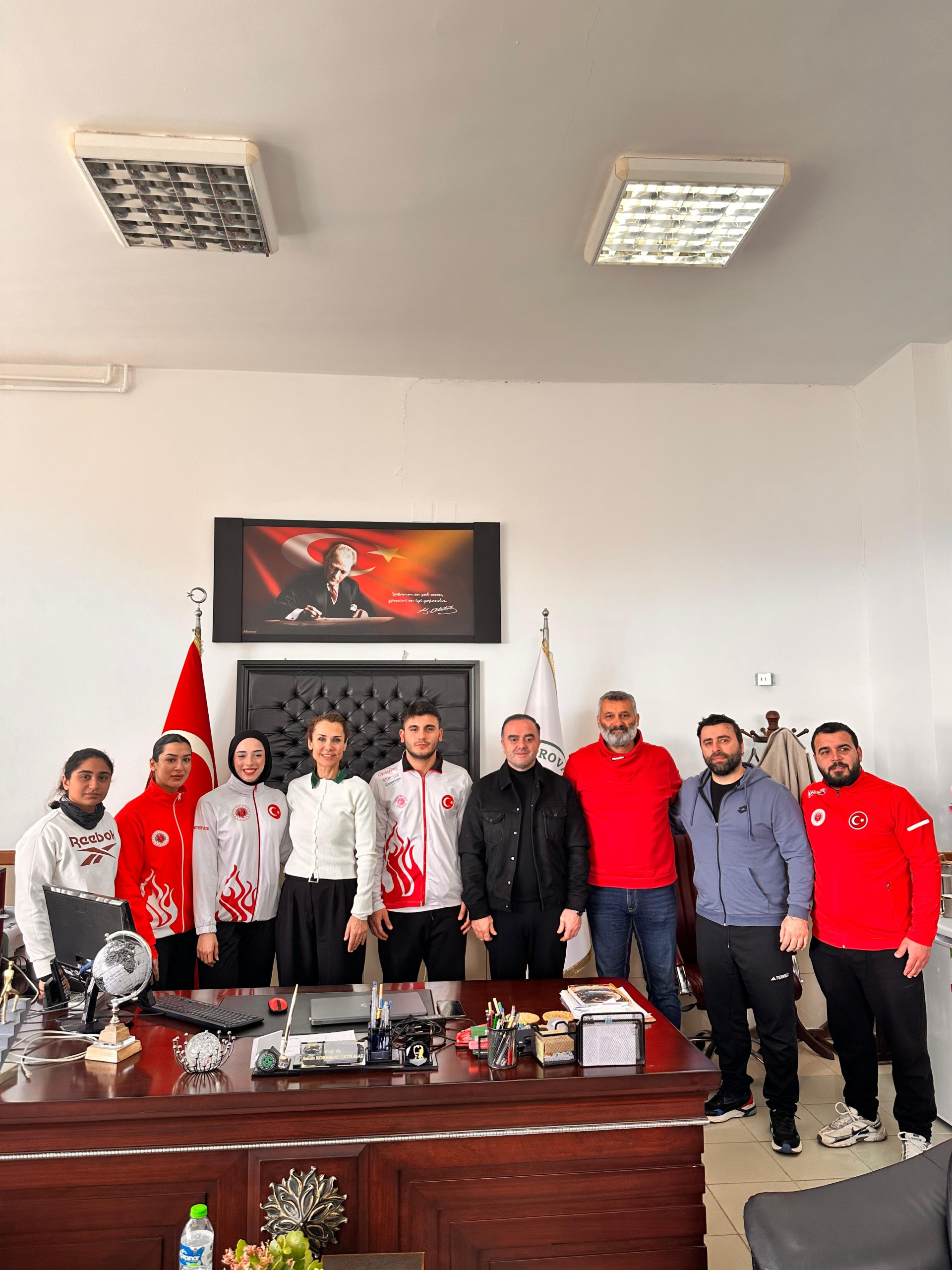 Muay Thai Milli Takım Antrenörü Hakan Şahade, Muay Thai Adana il temsicisi Murat BOZAN ve milli takım sporcuları öğrencilerimiz Fakültemizi ziyarette bulundular.