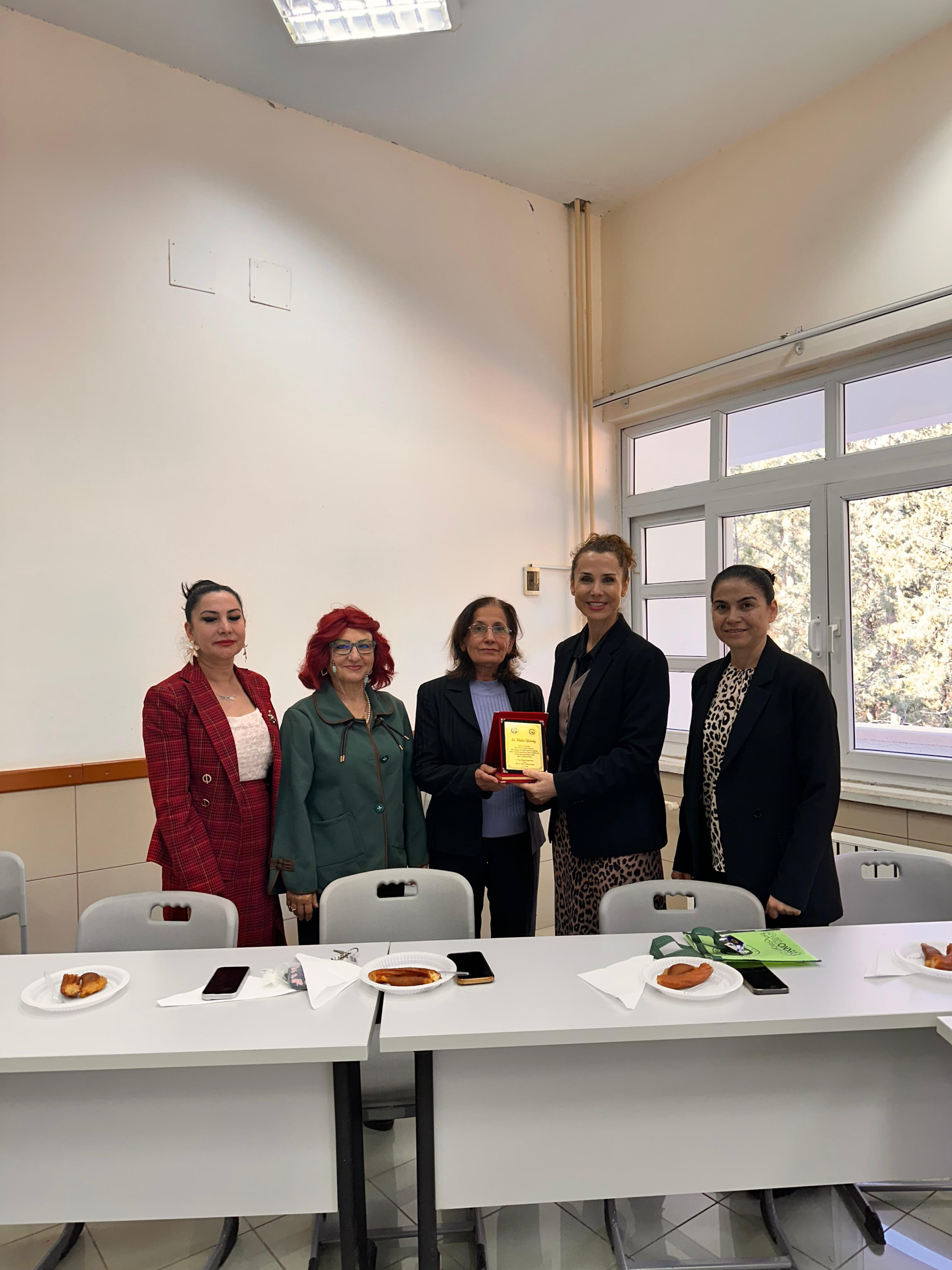 Fakültemize uzun yıllar hizmet etmiş, Öğrenci İşleri personelimiz Sn Nalan YUTMAZ’ın emeklilik töreni